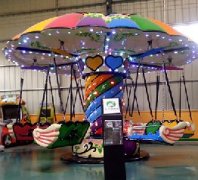 兒童游樂設(shè)備:七彩小飛椅讓您的孩子體驗(yàn)坐在彩虹的感覺