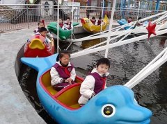 長見識了_海豚戲水游樂設(shè)備原來如此受小朋友歡迎