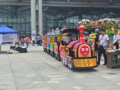 觀光小火車已經(jīng)成為了人們的代步工具
