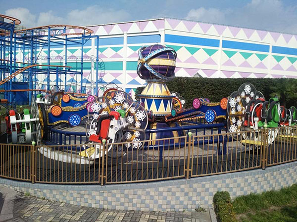 翻滾飛船新型游樂(lè)設(shè)備